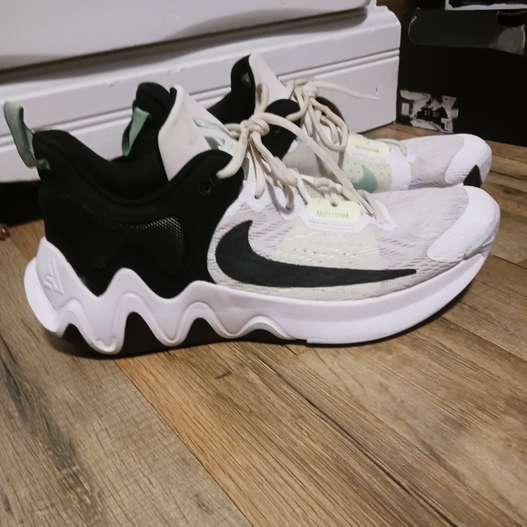 Shoes - Picture 2 of 3